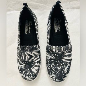 Skechers Women Air-Cooled Memory Foam Slip On Sneaker, Black/White Tie Dye.